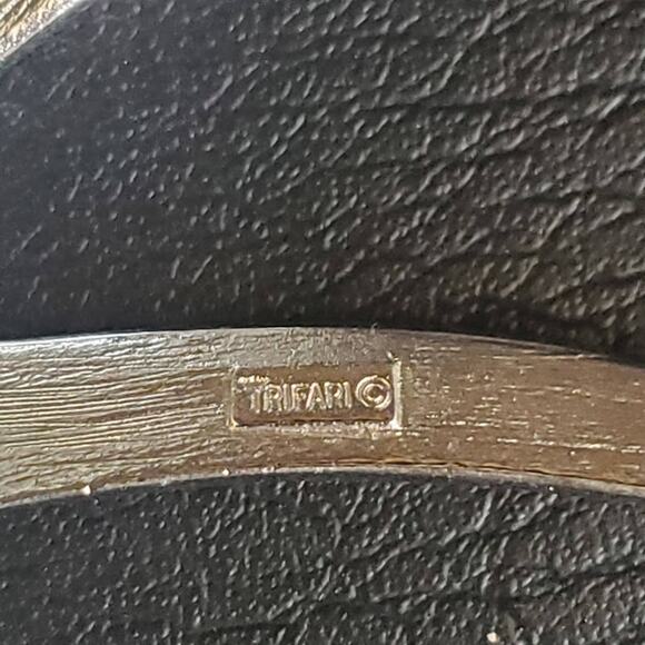 Vintage Crown Trifari Brooch Silver Tone Ribbed Ribbon Art Deco Design 50's 60's - Picture 3 of 6